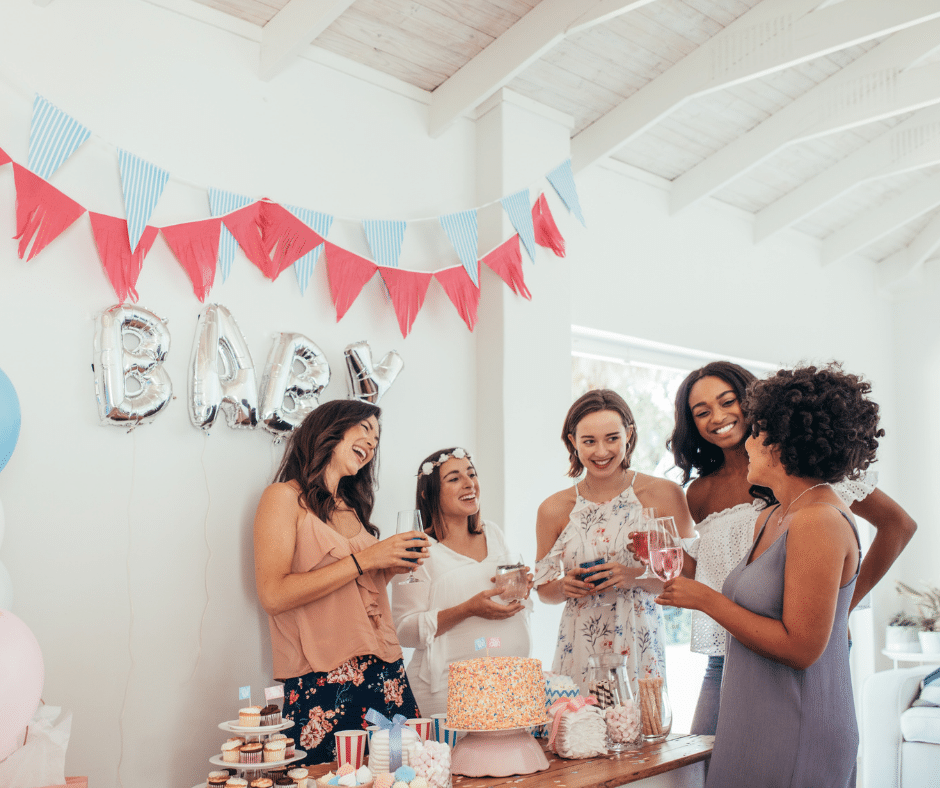 Familia y amigos celebrando un baby shower
